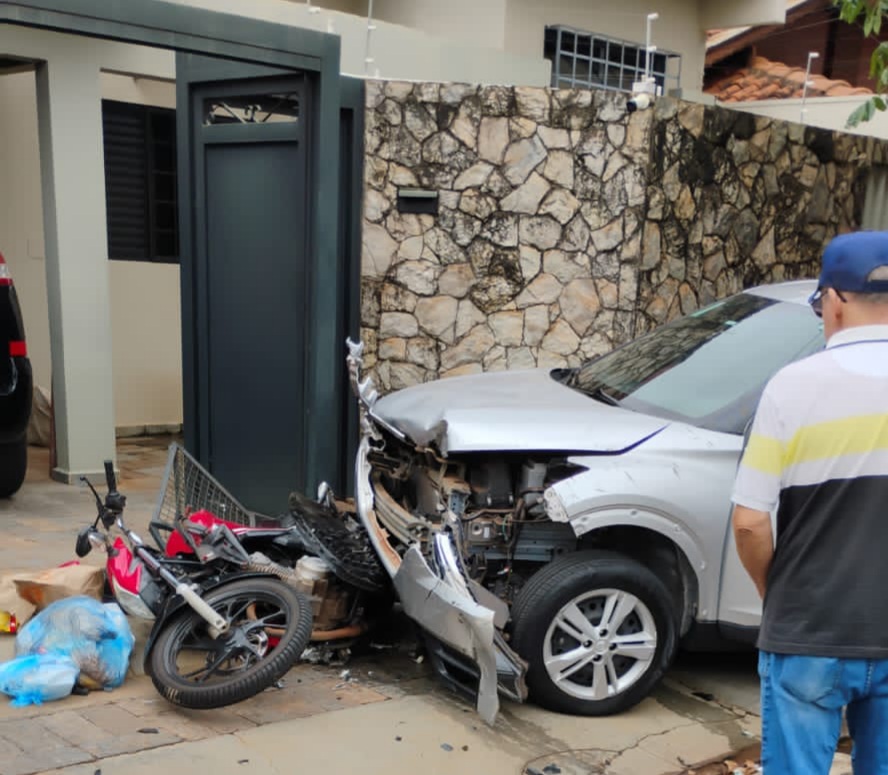 Mulher é atropelada quando adentrava supermercado