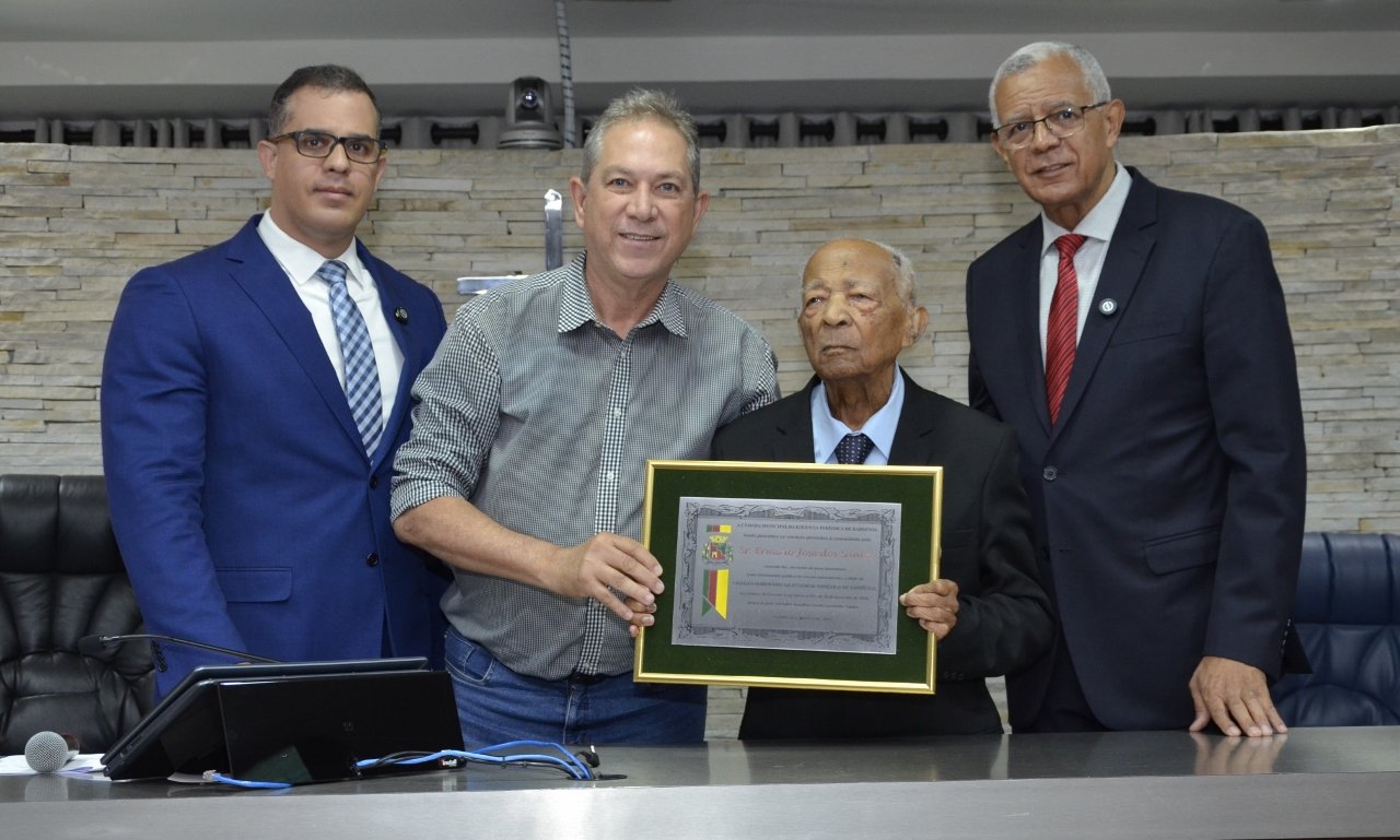 Prefeito Odair Silva e secretários prestigiam sessão para homenagear pastor Ermírio José dos Santos