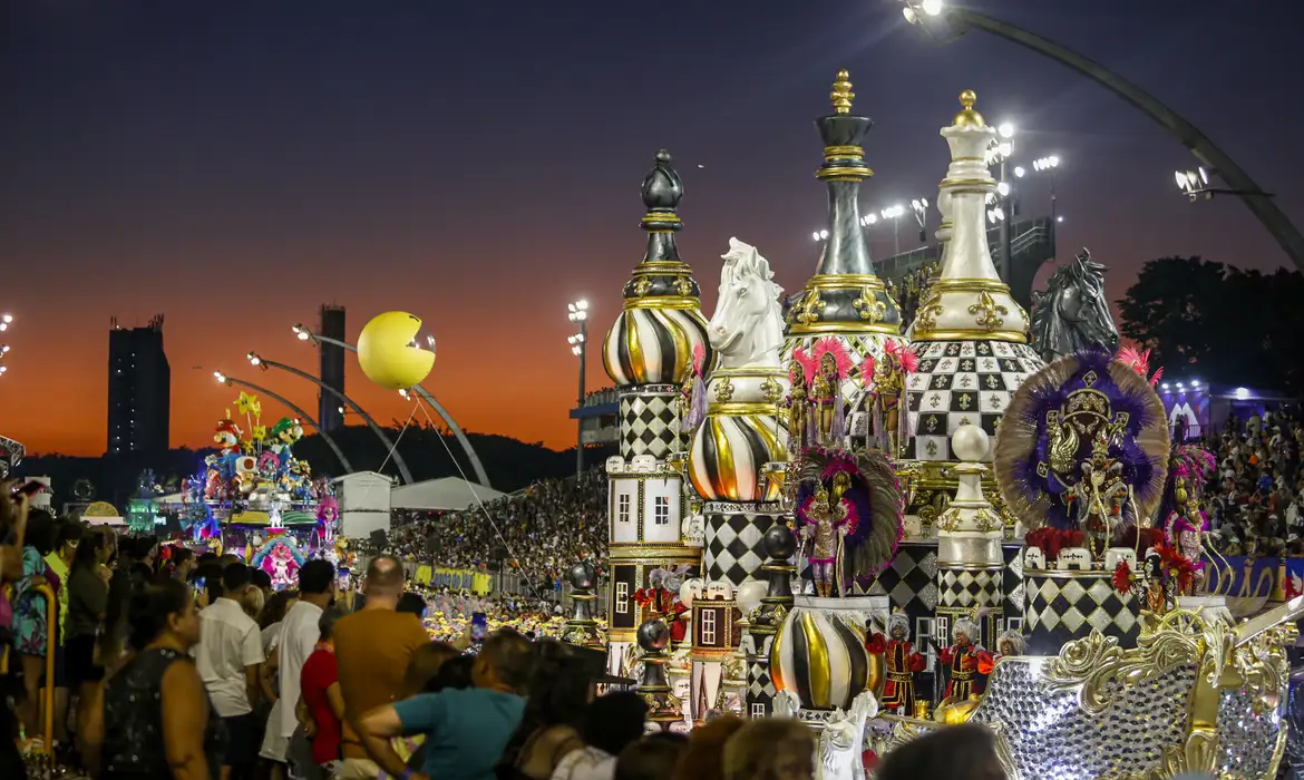 Rosas de Ouro é campeã do carnaval de São Paulo