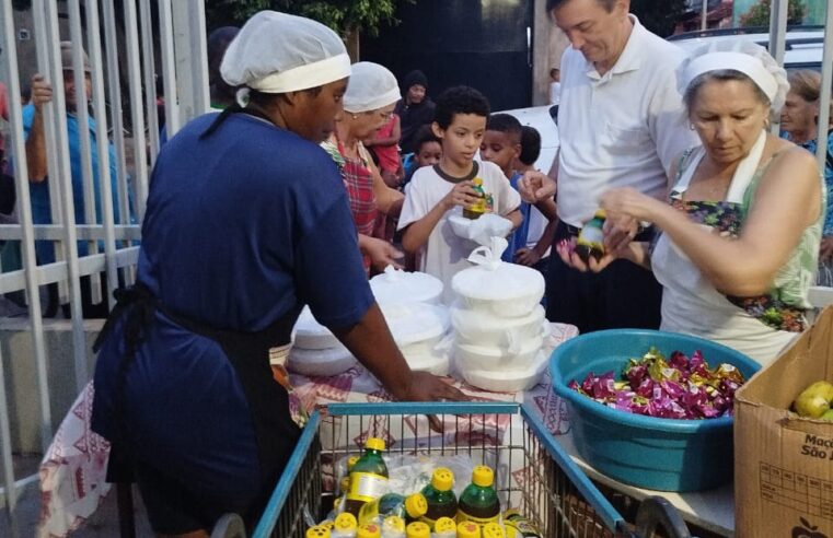 Comunidade entrega marmitex com presentes na Semana da Páscoa