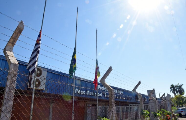 Prefeitura de Barretos hasteia bandeiras a meio-mastro pela morte do Papa Francisco
