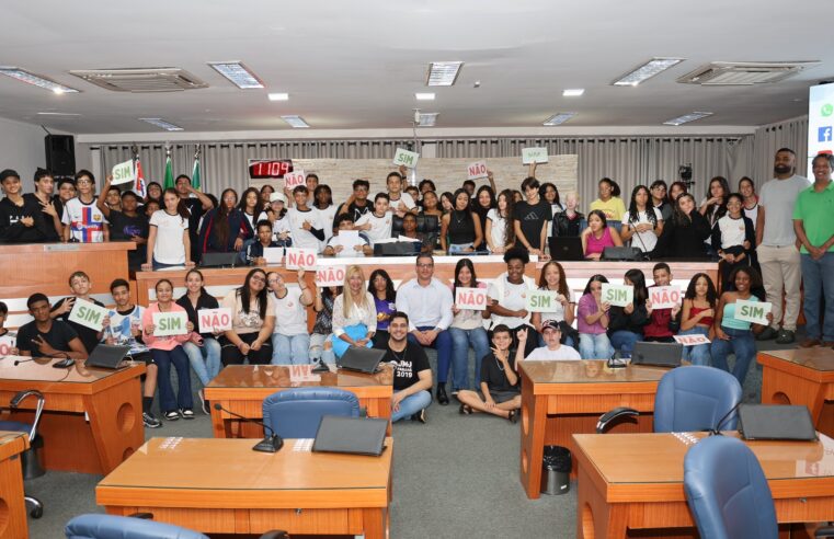 Alunos da Escola Estadual Cel. Silvestre de Lima visitam a Câmara de Barretos e participam de dinâmicas do programa Câmara na Escola