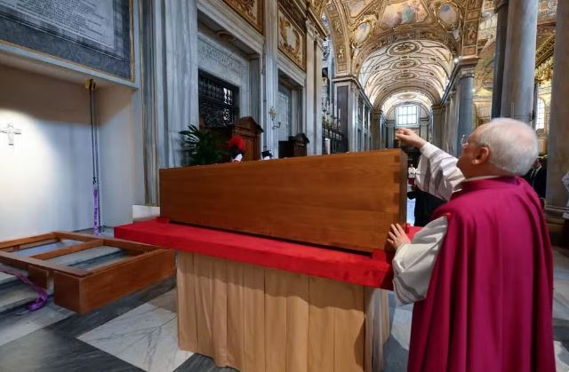 Corpo de papa Francisco é sepultado na basílica Santa Maria Maggiore