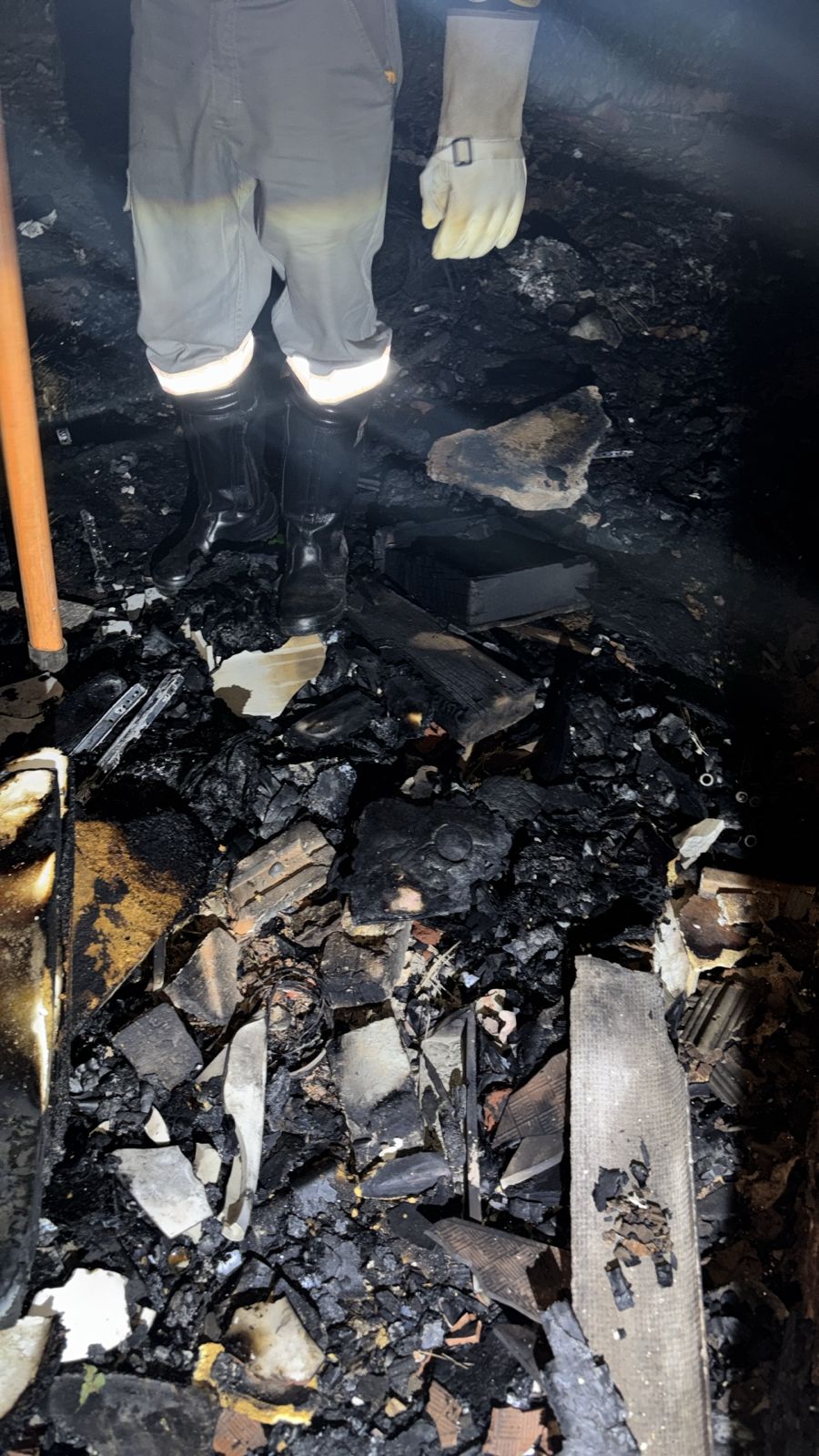 Fogo ao lado de poste deixa moradores dos predinhos sem energia
