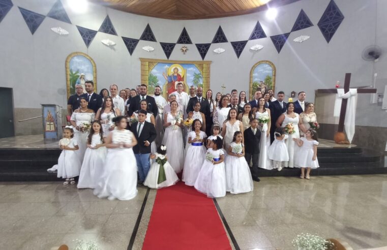 Casais participam de casamento comunitário na Igreja Santo Antônio