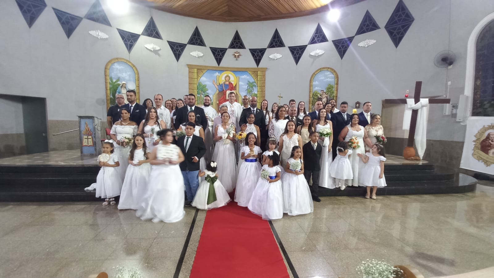 Casais participam de casamento comunitário na Igreja Santo Antônio