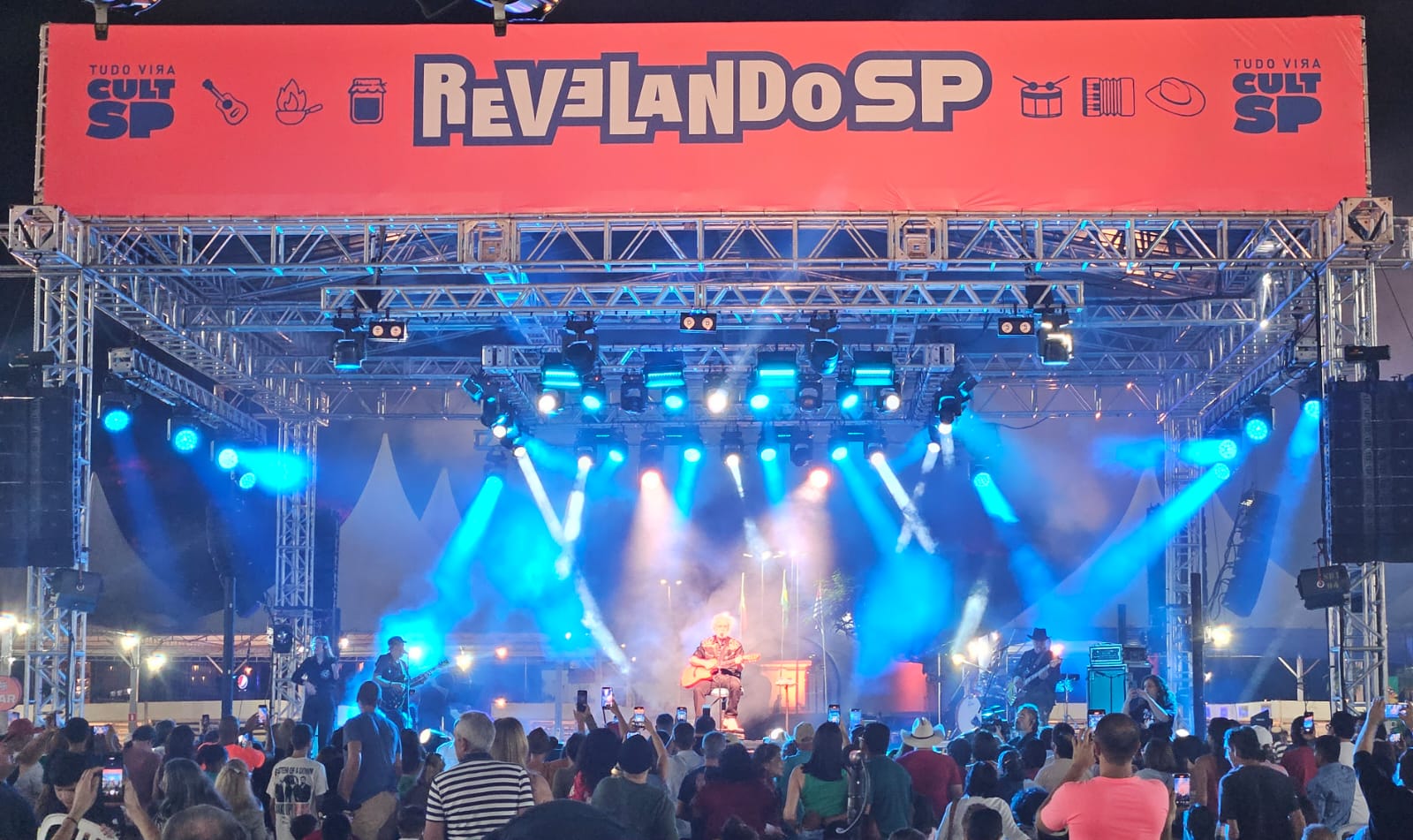 Show de Renato Teixeira leva grande público no fechamento do Revelando SP
