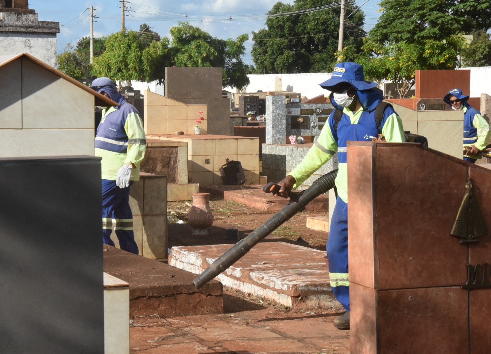 Prefeitura promove manutenção e limpeza no Cemitério Municipal da Paz