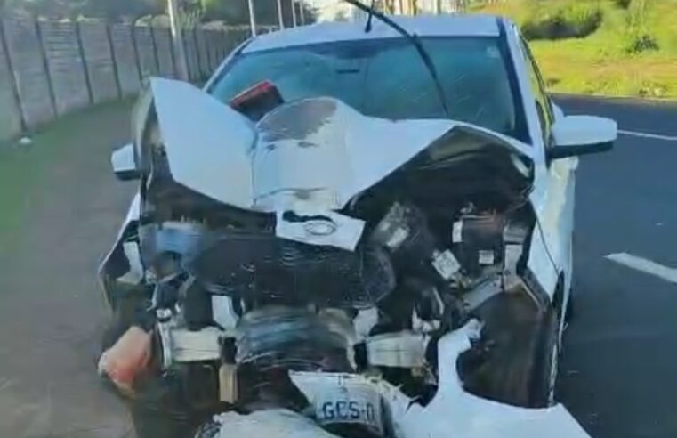 Carro colide contra poste na Avenida da Nações