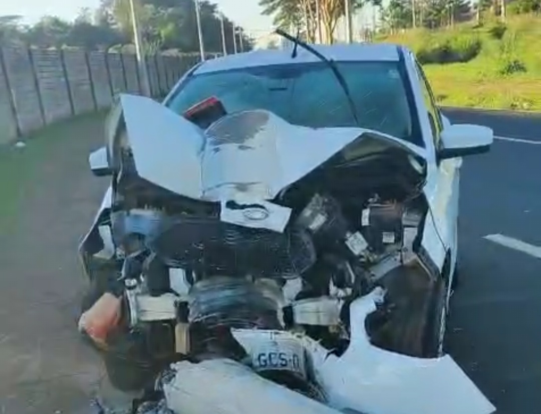 Carro colide contra poste na Avenida da Nações