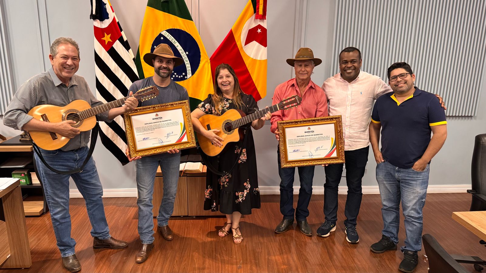 Prefeito, primeira-dama e secretário de Cultura prestam homenagem à dupla de violeiros barretenses
