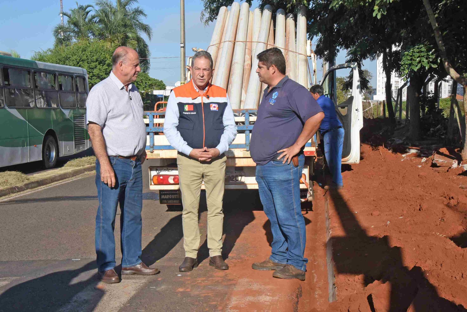 Prefeito Odair Silva e equipe técnica do SAAE acompanham interligação da rede ao novo reservatório do Batista Ananias