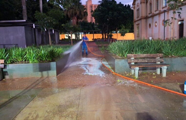 SAAE Barretos realiza ação de limpeza e desinfecção no Calçadão e entorno da Catedral