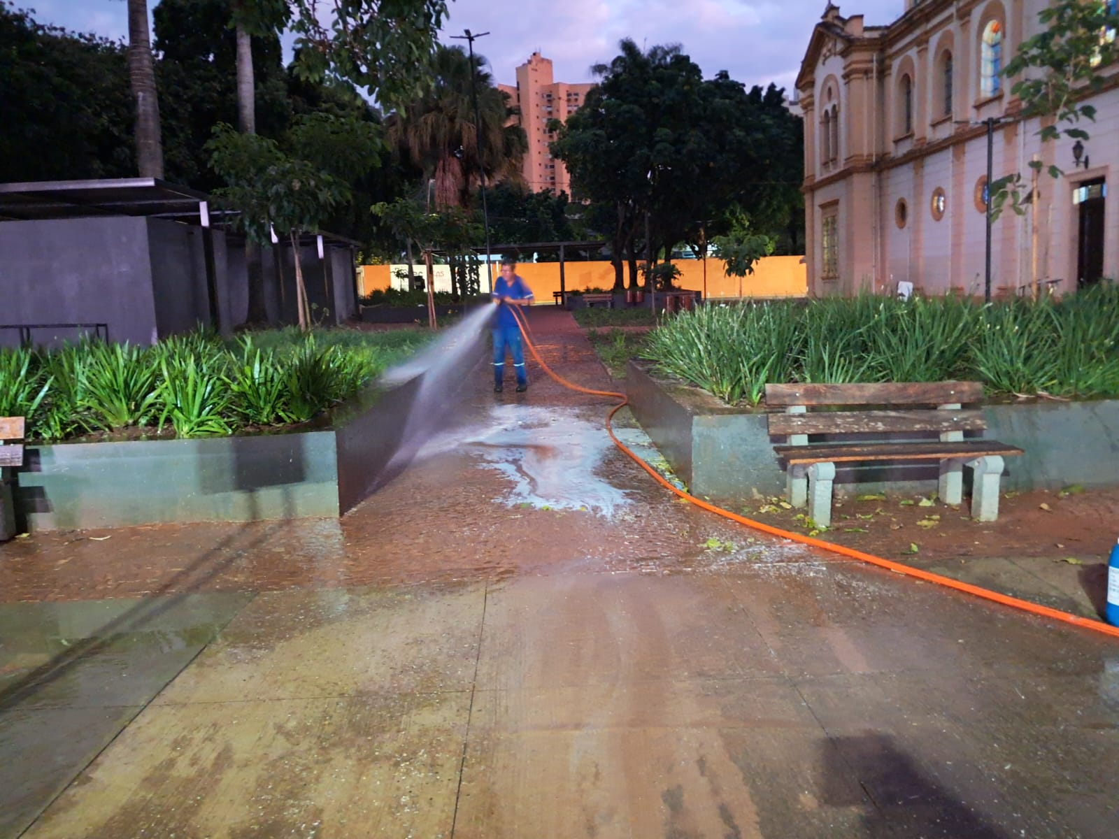 SAAE Barretos realiza ação de limpeza e desinfecção no Calçadão e entorno da Catedral