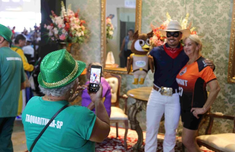 Super Cowboy e a coruja Zofia recepcionam atletas e convidados na abertura da 27ª edição dos Jogos da Melhor Idade em Barretos