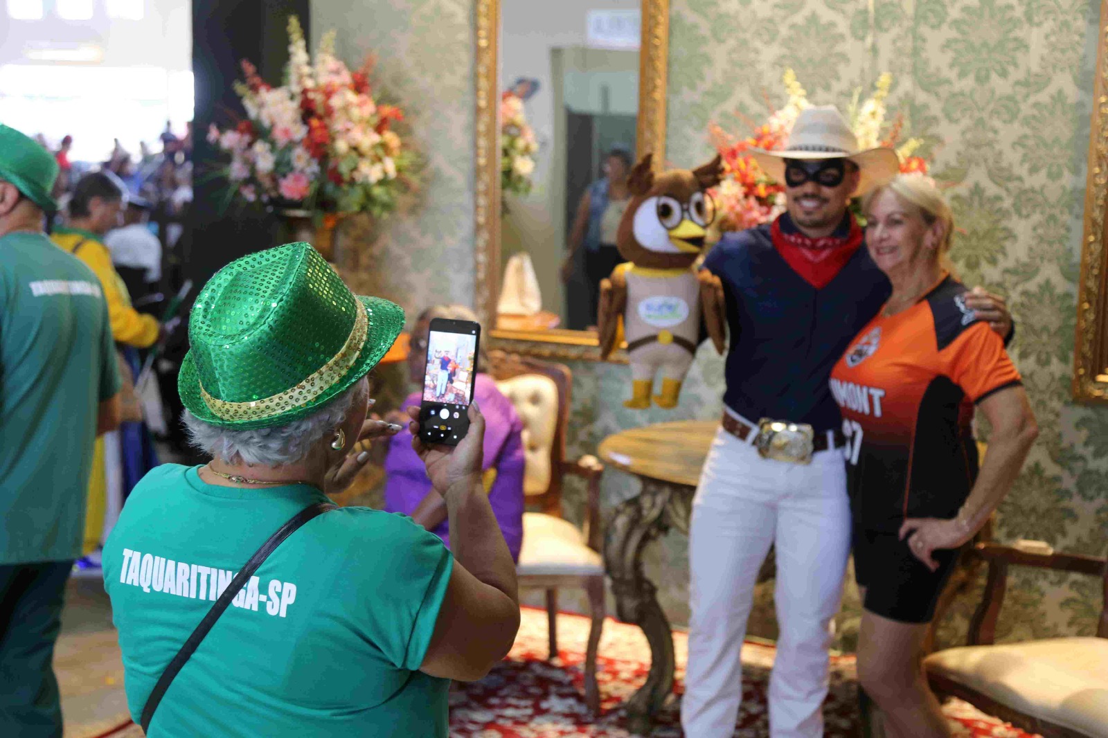 Super Cowboy e a coruja Zofia recepcionam atletas e convidados na abertura da 27ª edição dos Jogos da Melhor Idade em Barretos
