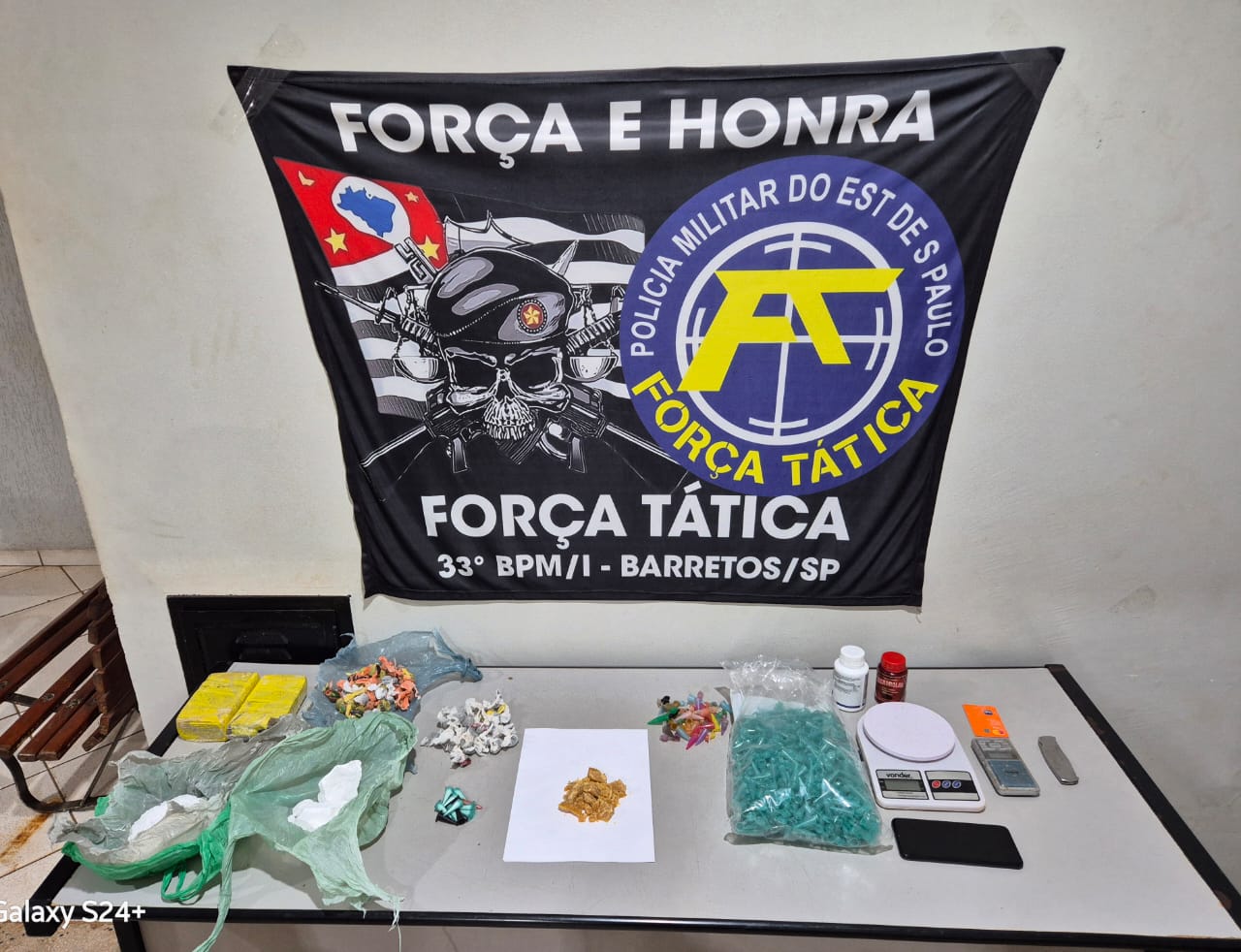 PM faz apreensão de grande quantidade de drogas nos Predinhos