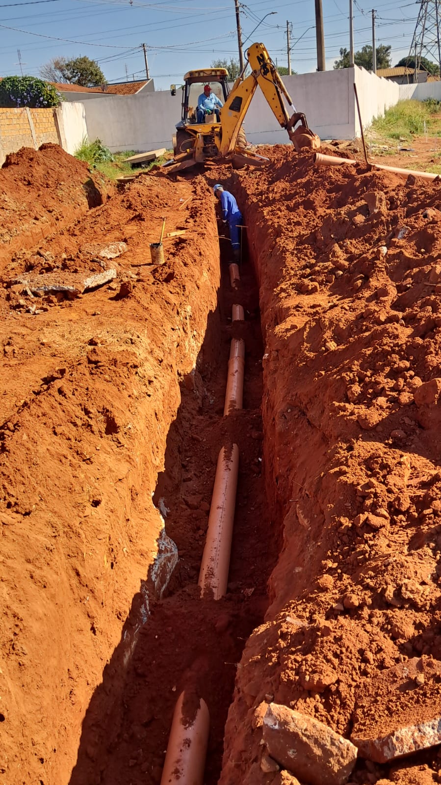 SAAE Barretos executa obra de rede coletora de esgoto no Cemitério Municipal