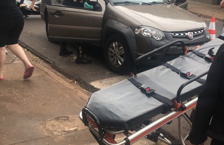 SAMU e Bombeiros atendem vítimas de colisão carro e moto em semáforo