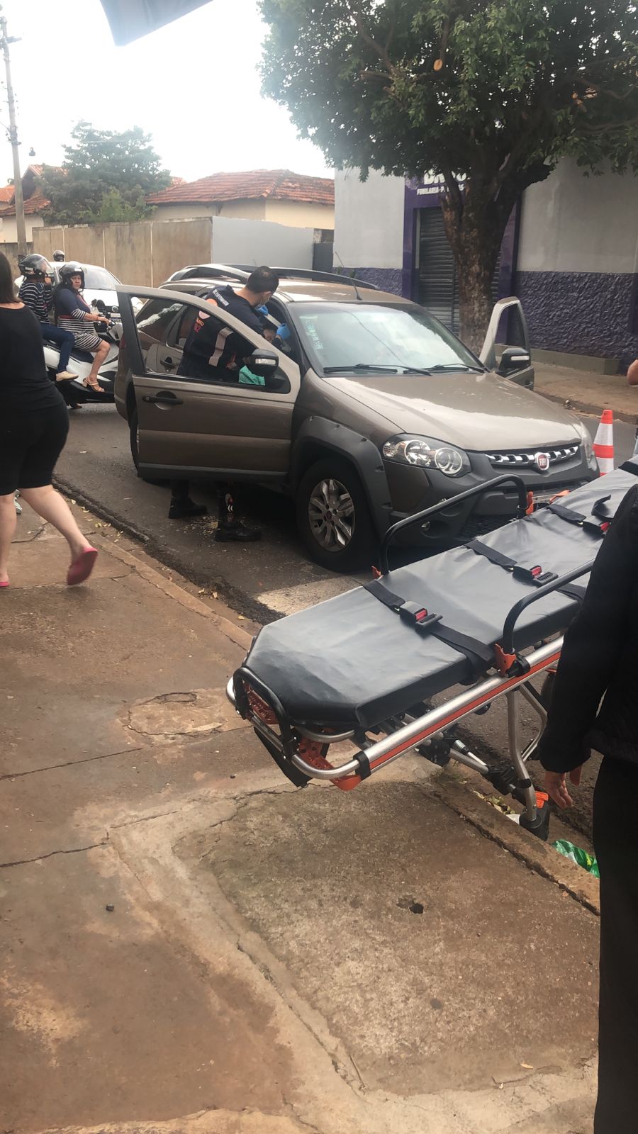 SAMU e Bombeiros atendem vítimas de colisão carro e moto em semáforo