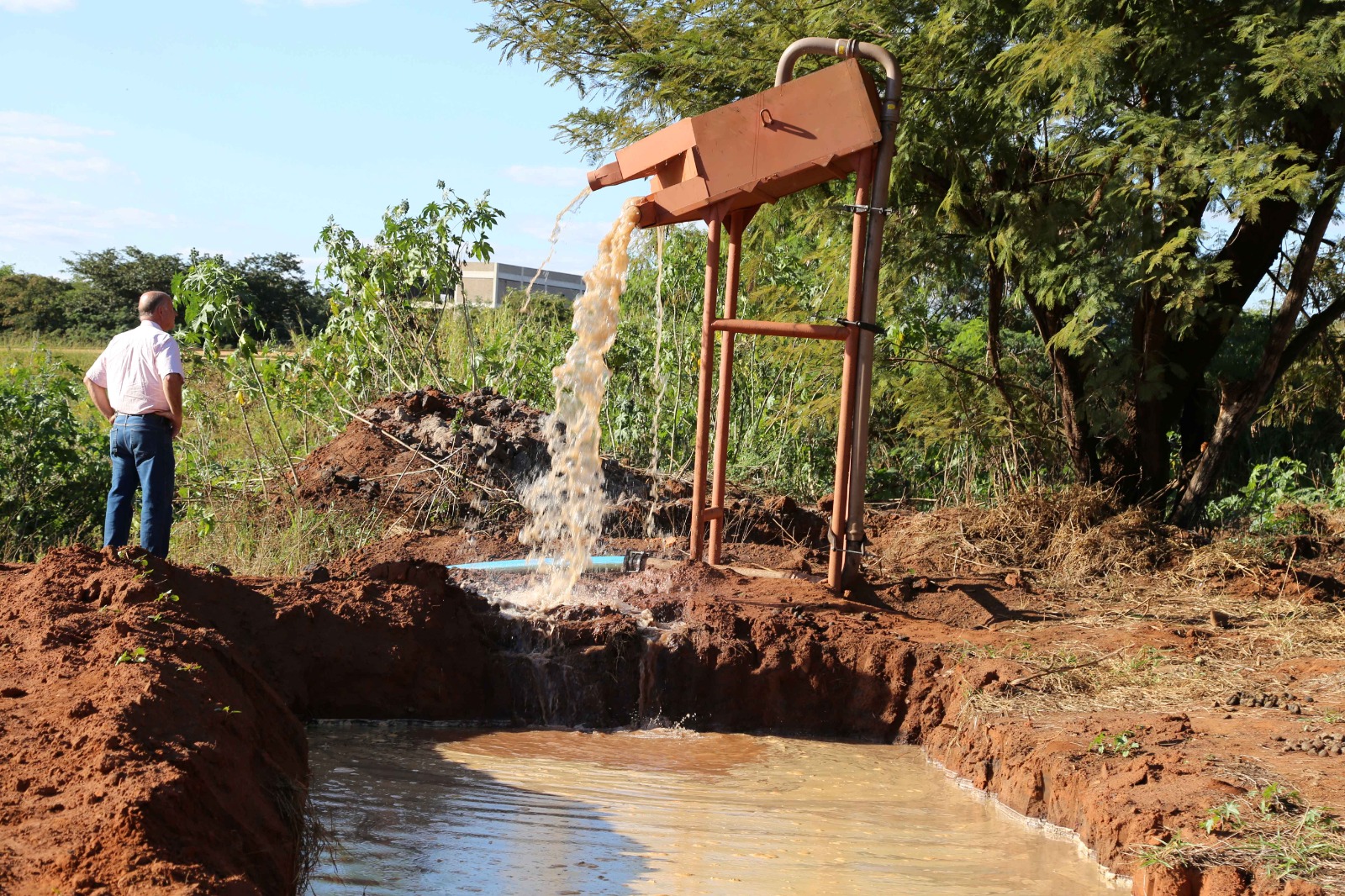 SAAE Barretos realiza desassoreamento com reaproveitamento de areia na Região dos Lagos