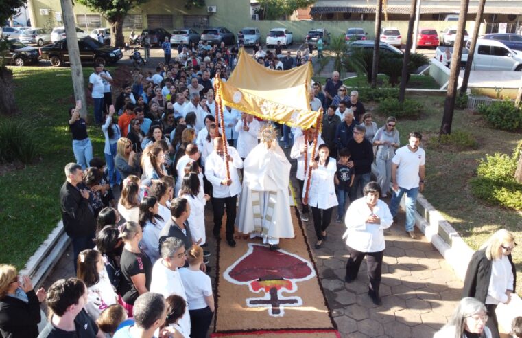 Fiéis católicos participam da celebração de Corpus Christi na Paróquia São Benedito