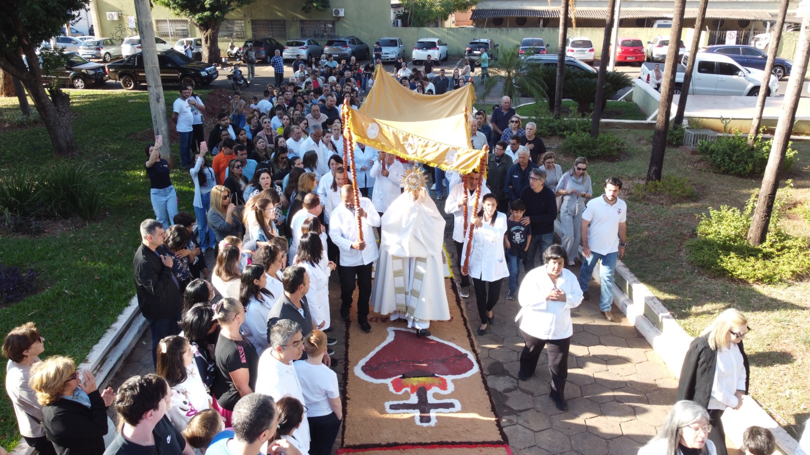 Fiéis católicos participam da celebração de Corpus Christi na Paróquia São Benedito