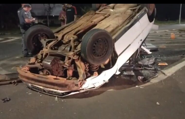 Veículo capota e deixa três feridos em acidente no Jardim Anastácio