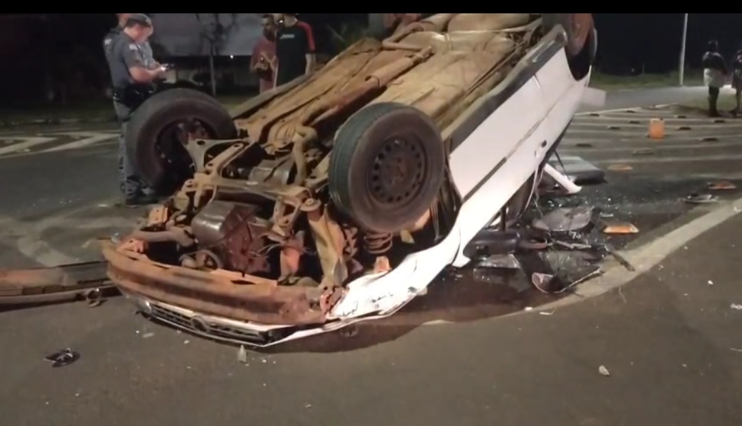 Veículo capota e deixa três feridos em acidente no Jardim Anastácio