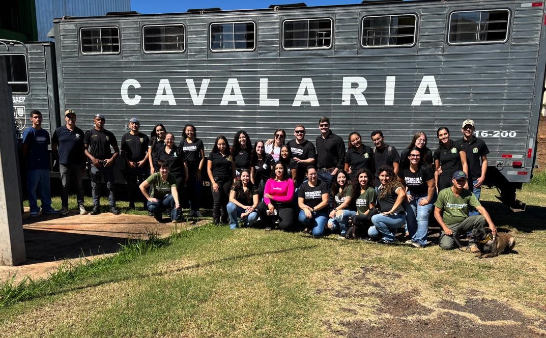 Alunos de Medicina Veterinária do UNIFEB vivenciam práticas em visita técnica à Cavalaria e Canil da Polícia Militar