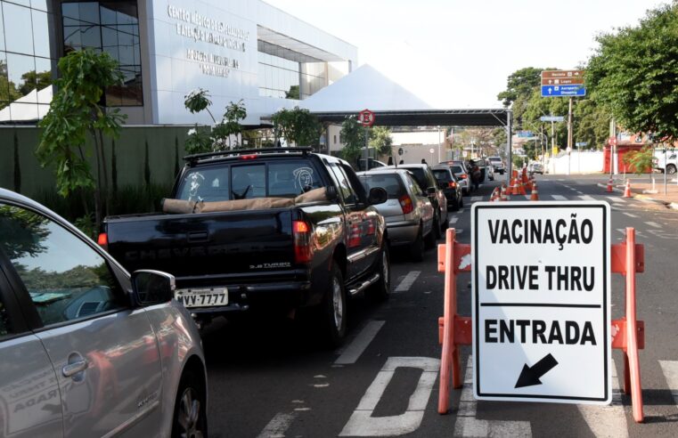 Saúde de Barretos aplica mais de 900 doses de vacina contra gripe no drive-thru