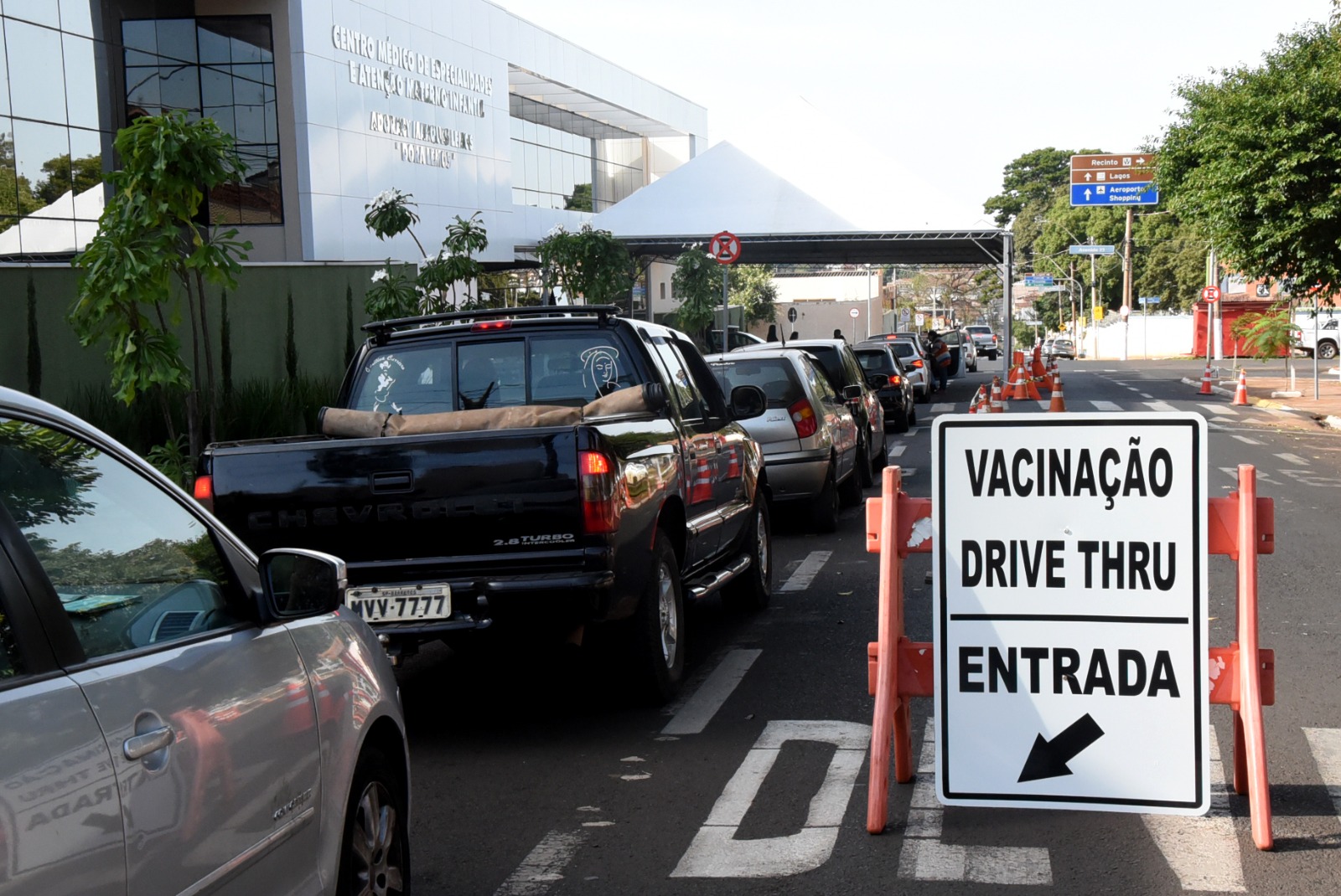 Saúde de Barretos aplica mais de 900 doses de vacina contra gripe no drive-thru