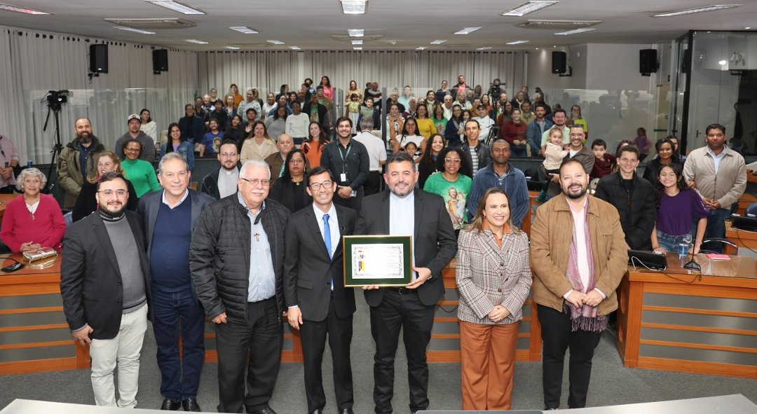 Padre Carlos Adriano Neto, da Igreja de São José do bairro Vida Nova, recebe Título de Cidadão Honorário de Barretos