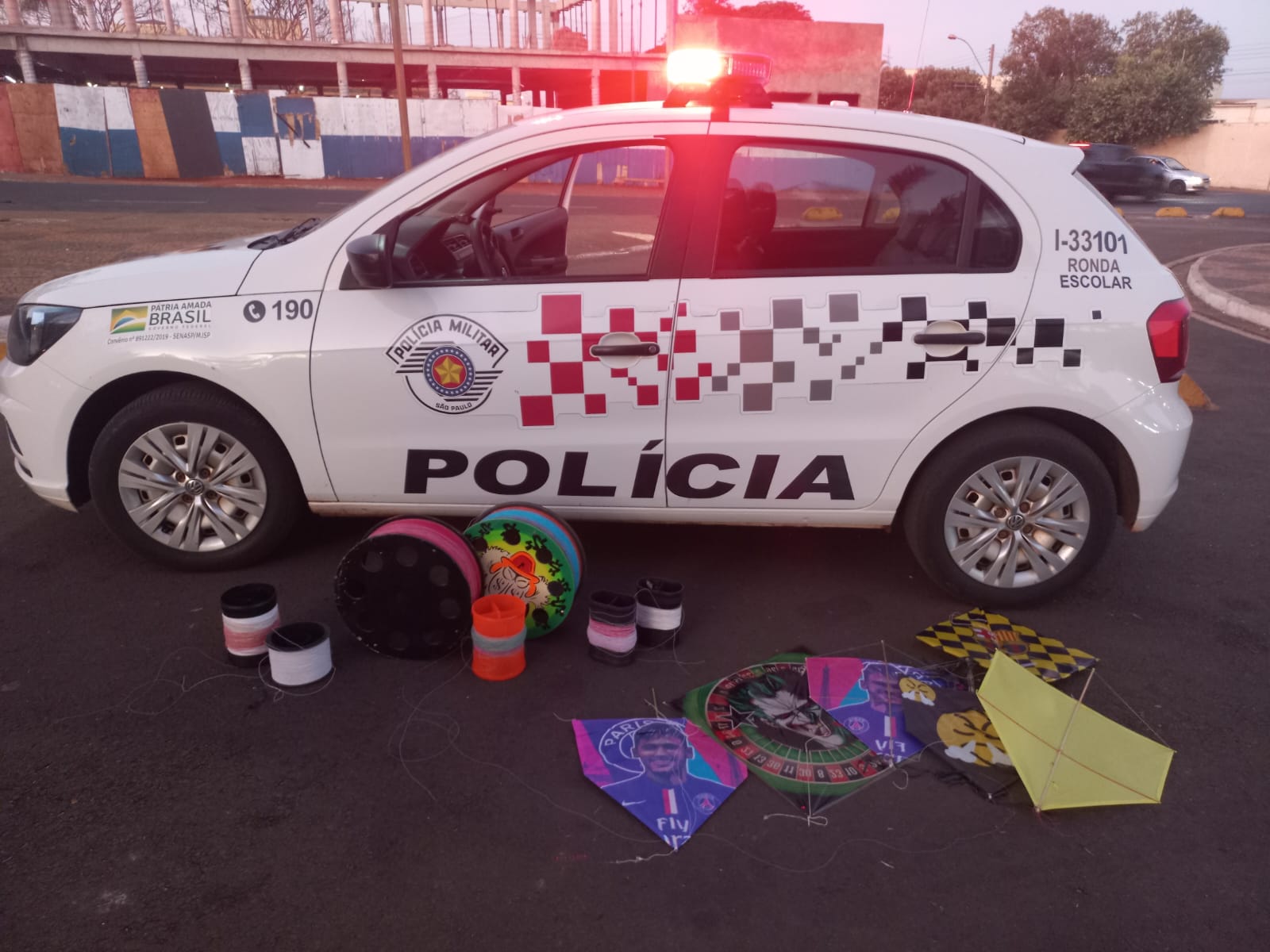 PM divulga nota sobre risco de soltar pipas “Brincadeira que pode virar tragédia”