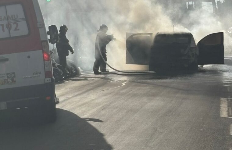 Bombeiros combatem incêndio em veículo ao lado da Santa Casa