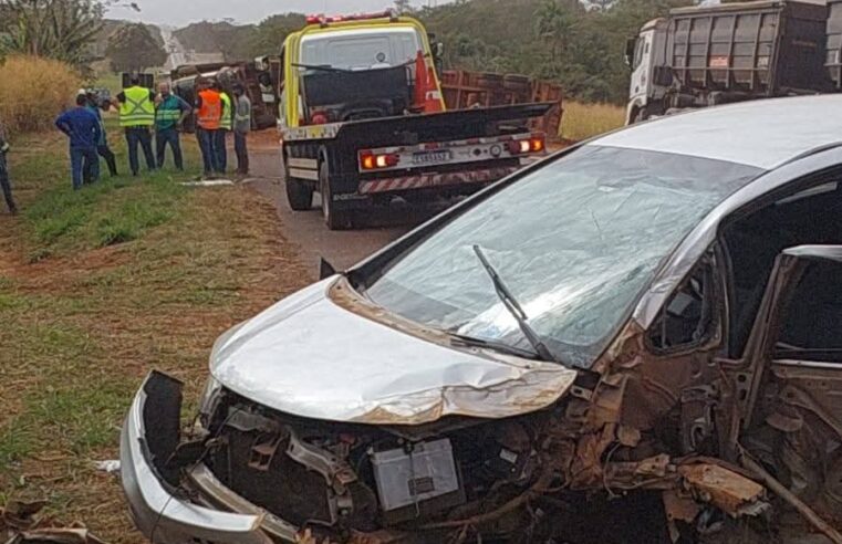 Polícia Rodoviária registra colisão entre caminhão caniveiro e veículo
