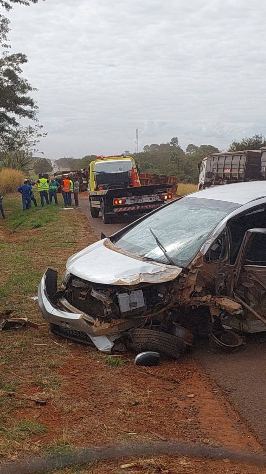 Polícia Rodoviária registra colisão entre caminhão caniveiro e veículo