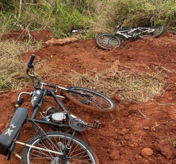 Menores são flagrados furtando bicicletas motorizadas no pátio