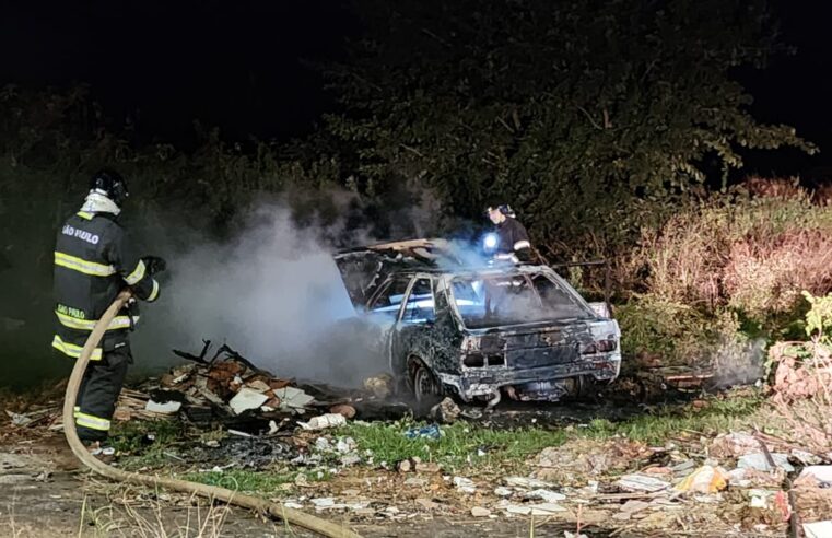 Corpo de Bombeiros apaga incêndio em veículo