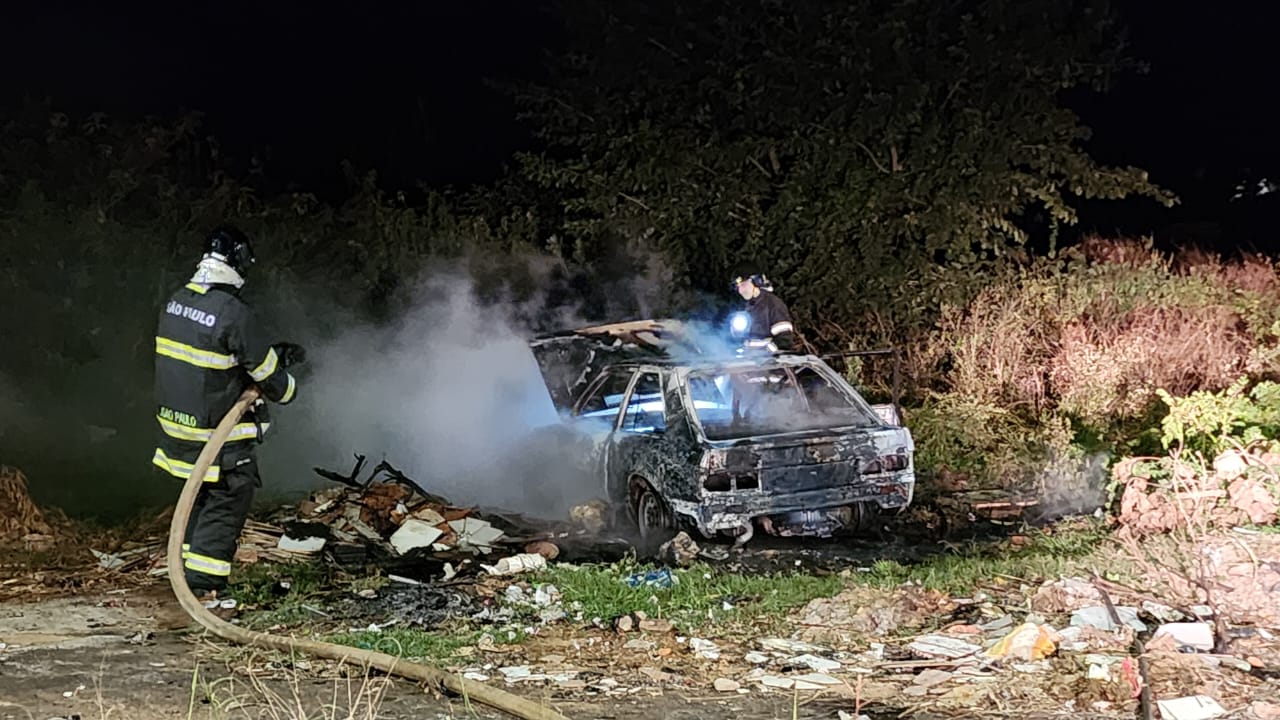 Corpo de Bombeiros apaga incêndio em veículo