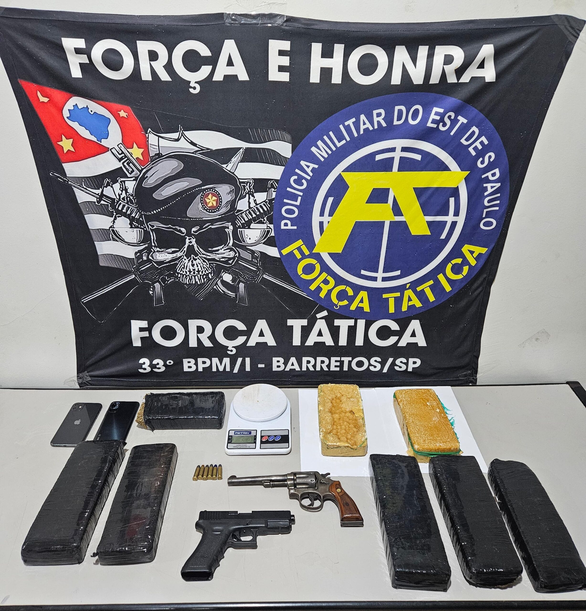 Dupla é presa com mais de 6 kg de drogas