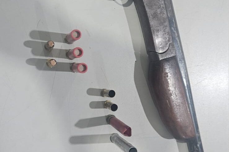 Homem é preso com espingarda e munições