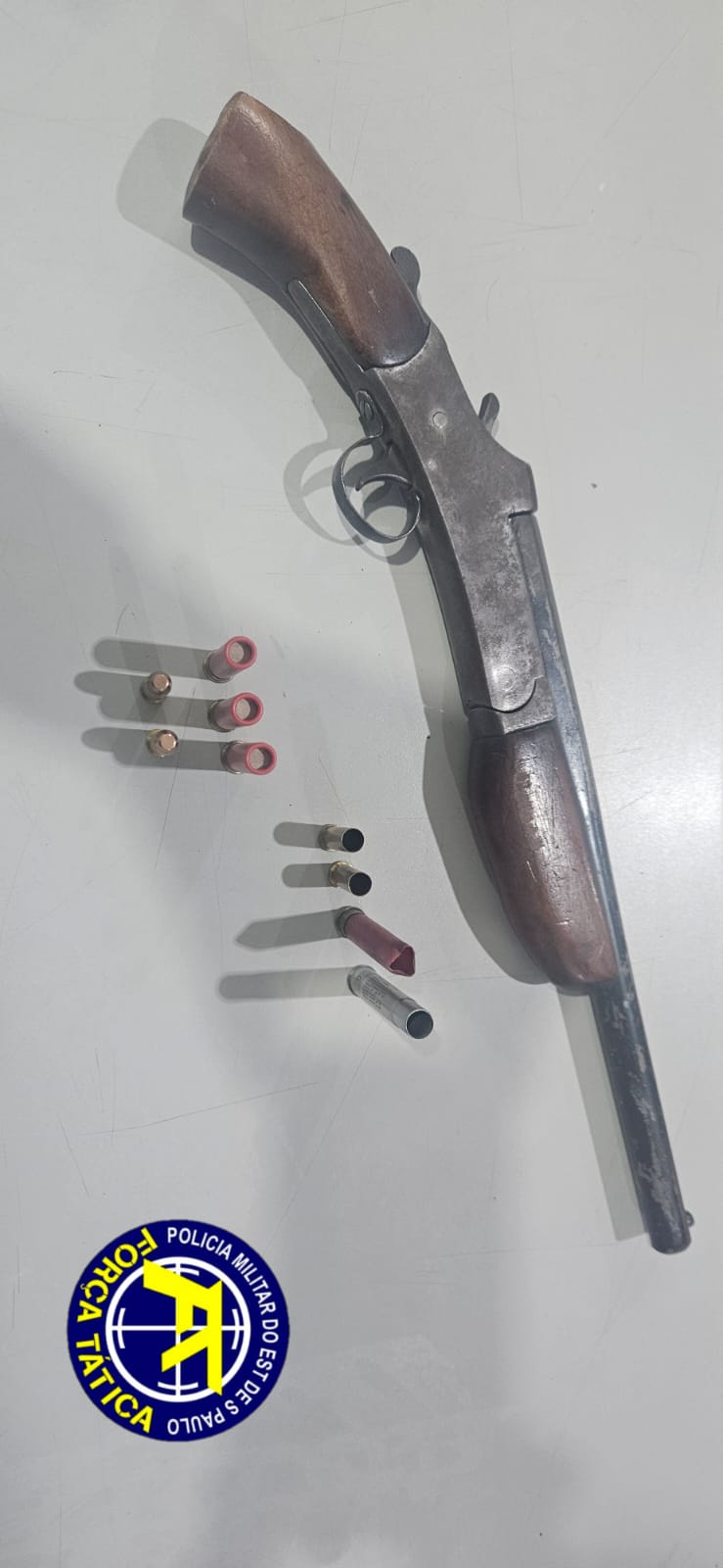 Homem é preso com espingarda e munições