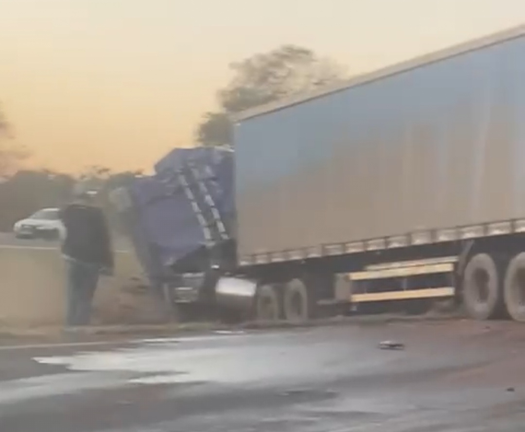 Colisão na rodovia Faria Lima deixa motorista levemente ferido