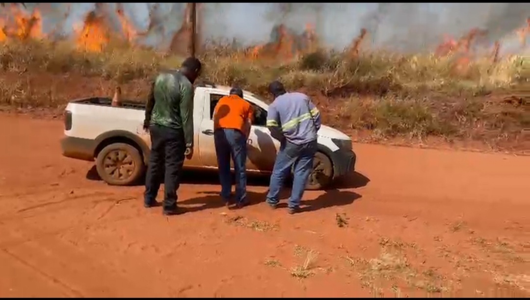 Incêndio de grandes proporções atinge áreas rurais no município de Colômbia