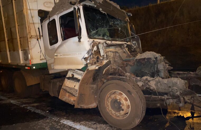 Colômbia: Caminhão de abacaxi se envolve em acidente na SP-326