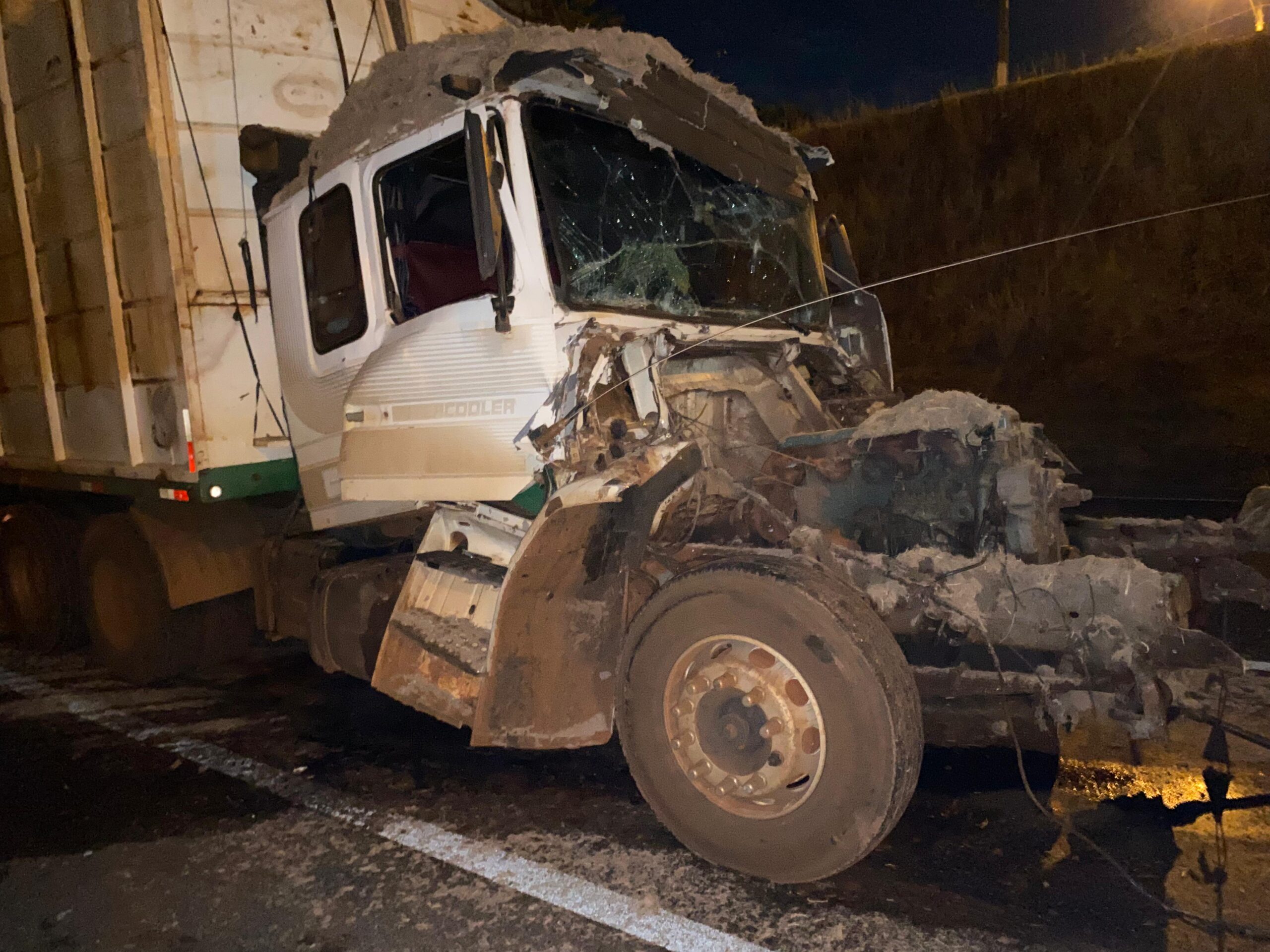 Colômbia: Caminhão de abacaxi se envolve em acidente na SP-326