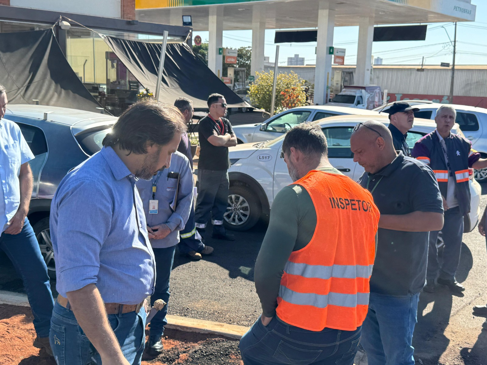 Reurbanização da Avenida Necker: Secretários visitam obra e estratégia de retirada dos fios de fibra óptica é definida com empresas