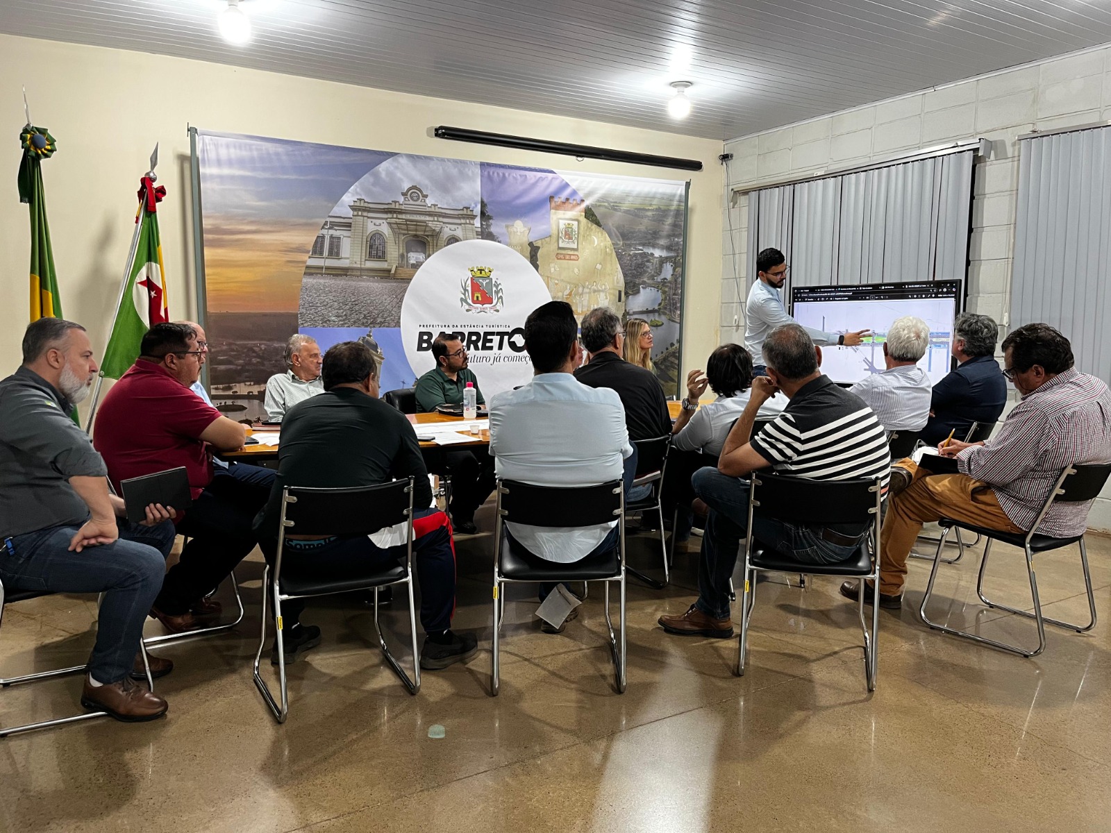 Etapa final da reurbanização da Av. Eng. Necker Carvalho de Camargo é discutida por secretarias