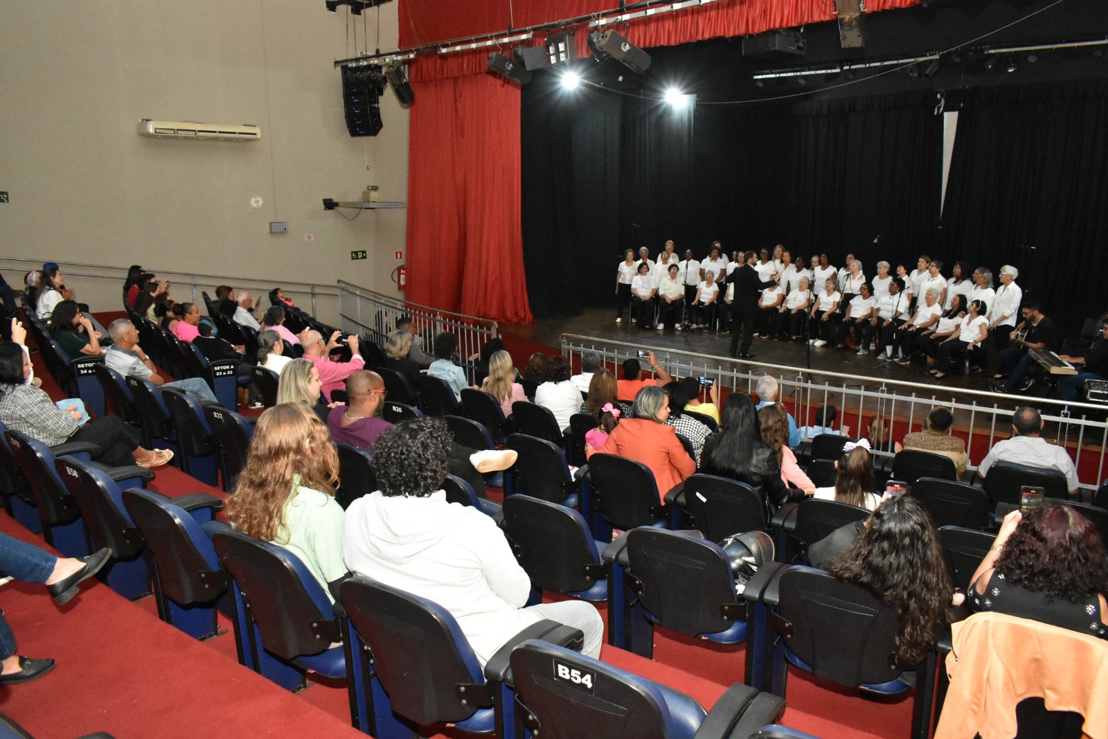 Coral do CEU das Artes encanta público no Cine Barretos